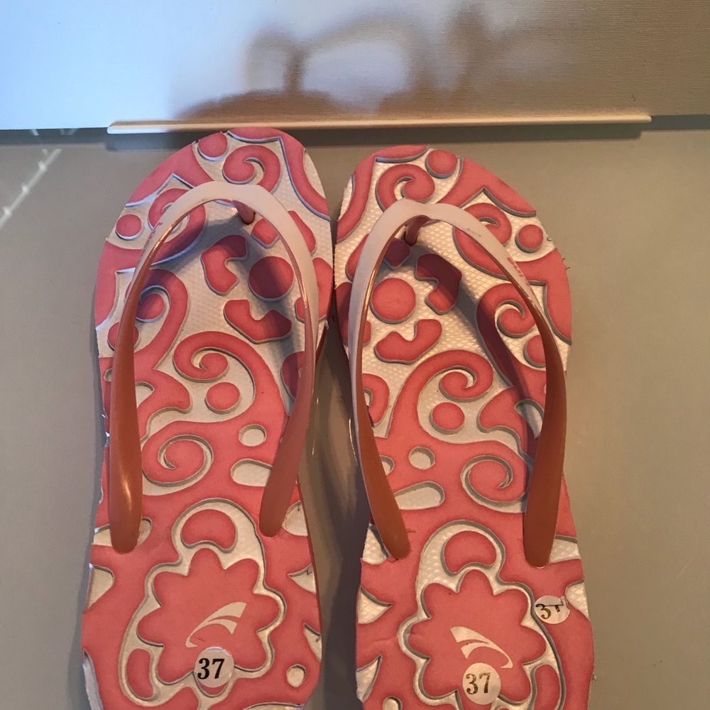 Pink flip flops - Picture 2 of 3